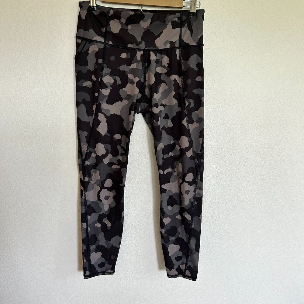 Athleta Leggings M Lightning Camo 7/8 Tight Athletic Active